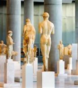 Loop langs de rij van het Akropolis museum Loop langs de rij van het Akropolis museum