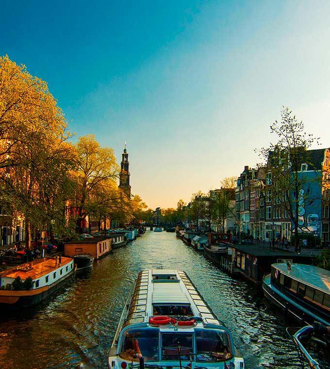 visitaapieporamsterdampaseoenbarco-guia-espanola_small.jpg Visita a pie por Ámsterdam + Paseo en barco por los canales (Guía Española)