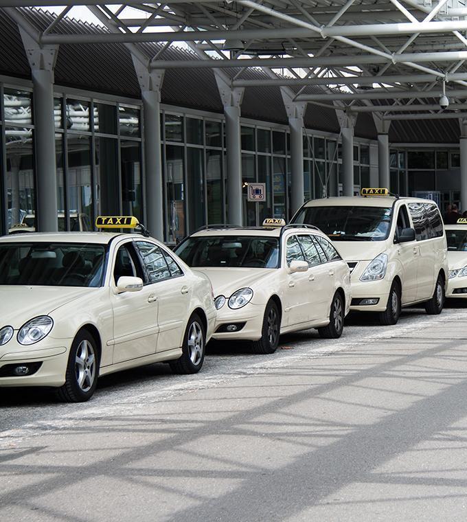 taxi-aeroporto-schiphol-hotel_small.jpg Transfer Aeroporto - Hotel / Hotel- Aeroporto com guia em Português