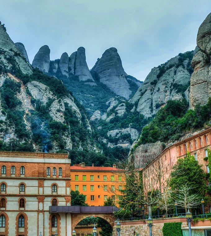 Montserrat & Gaudis krypta Montserrat & Gaudis krypta