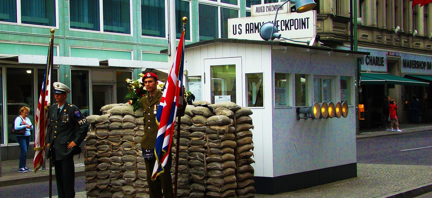 /berlin/classificaties/attractions/checkpoint-charlie/checkpoint-charlie-berlin-HEADER-1534252299.jpg Checkpoint Charlie