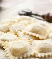 Pasta feita à mão e típica lição de culinária Pasta feita à mão e típica lição de culinária