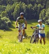 Fietstocht door het platteland naar Karlstejn Fietstocht door het platteland naar Karlstejn