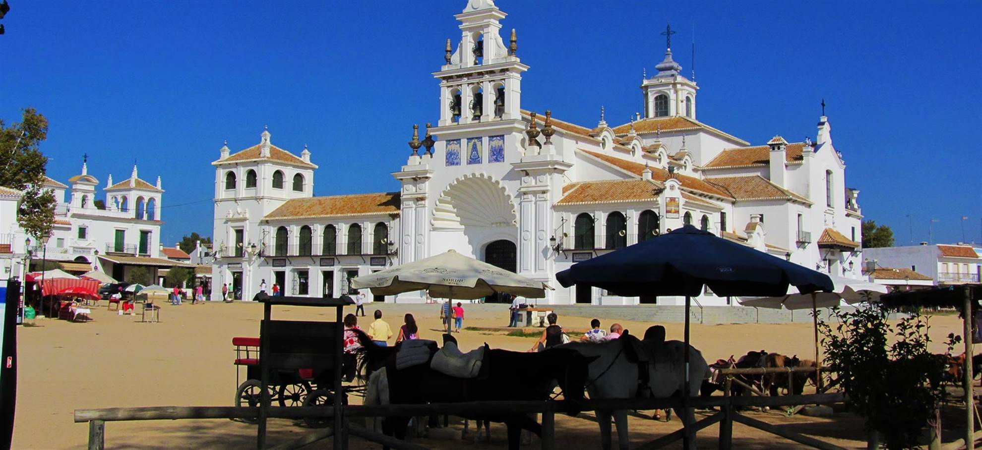 /andalusia/classificaties/sevilha/donana-from-sevilla-full-day/el_rocioheader-1542294565-1543581722.jpg Doñana a partir de Sevilha – Dia Inteiro (SVQDONAN)