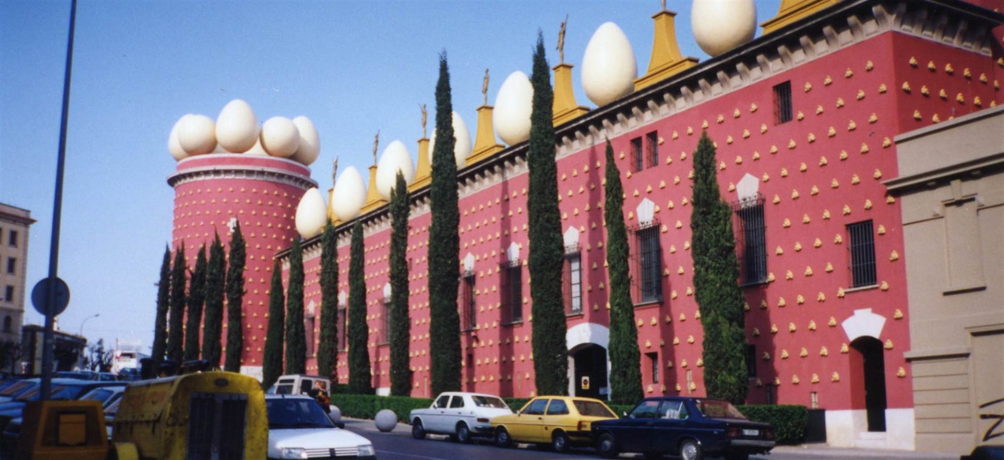 /barcelona/classificaties/excursies/dali-museum-busreis-vanuit-barcelona/teater_museu_gala_salvador_dali_building_from_outside-1573483998.jpg Dali Museum: Skip the line ticket + busreis vanuit Barcelona