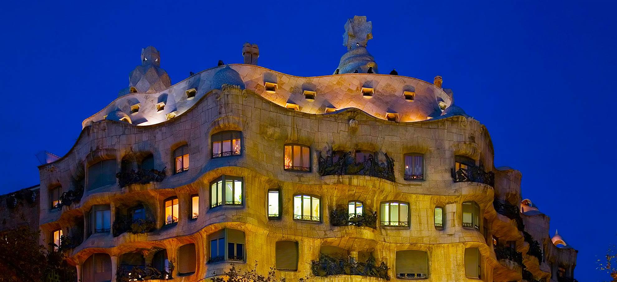 /barcelona/classificaties/musea/casa-mila-by-night/casa-mila-at-night-1509022401-1510831770.jpg Casa Mila bij Nacht