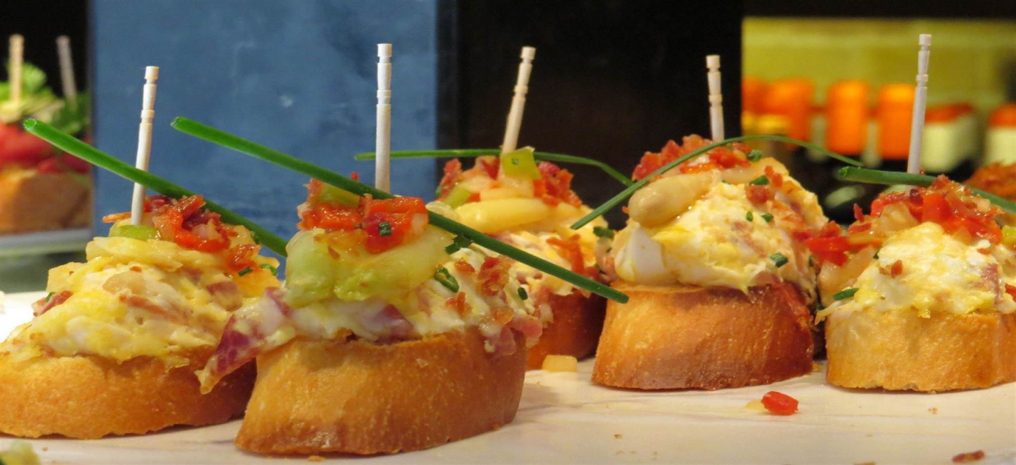 /barcelona/classificaties/visites-guides/laroutedetapasapied/tapas-tapas-big-1523441013.jpg L’itinéraire des tapas à pied