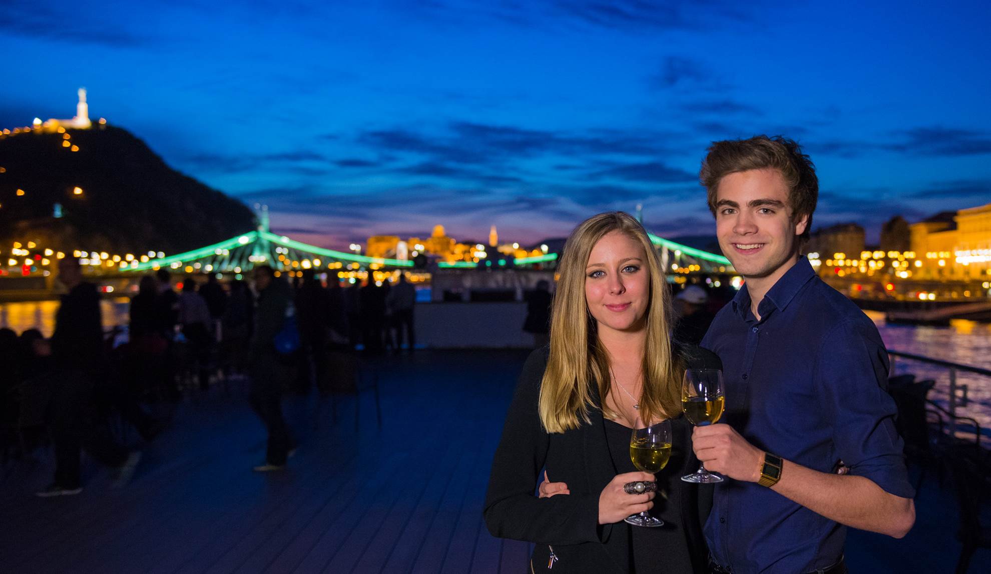 /budapest/classificaties/cruceros/paseo-en-barco-con-cine-y-musica-en-directo/dinner-cruise-budapest-1578993647.jpg Paseo en barco con cena y música en directo