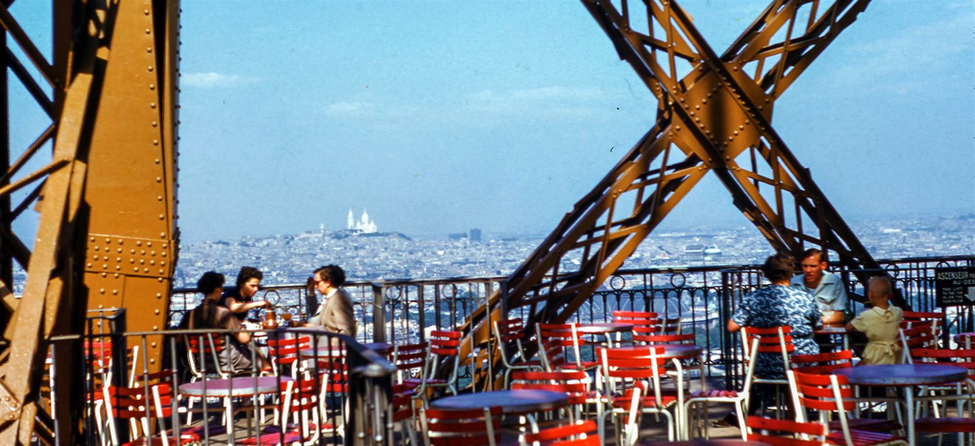 /paris/classificaties/eiffel-tower/lunch-at-the-eifel-tower/eiffel-lunch-1510671488-1512629519.jpg Обед в Эйфелевой Башне
