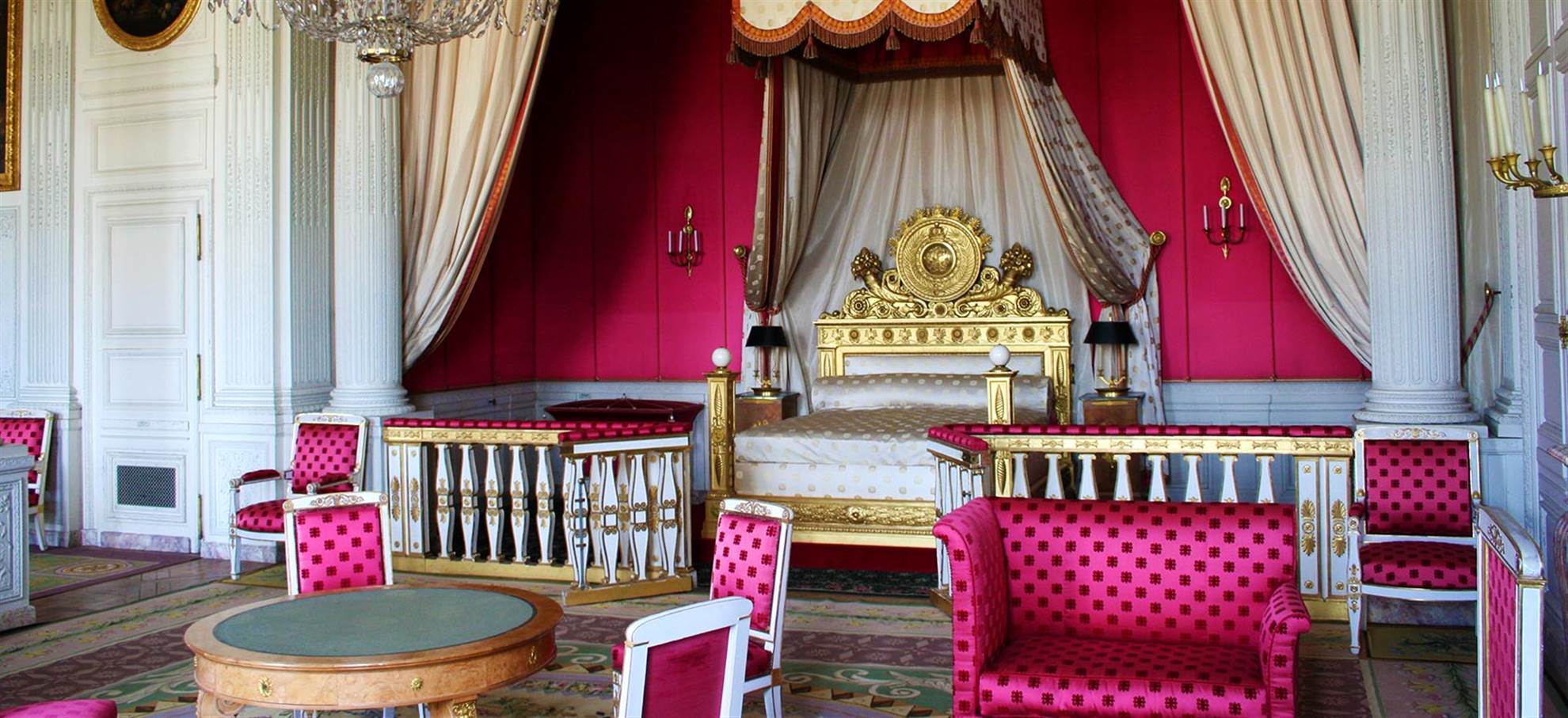 /paris/classificaties/versailles/versailles-all-areas-audioguide/full-entrance-1510846393.jpg Palace ticket with tour of the Equestrian Academy of Versailles