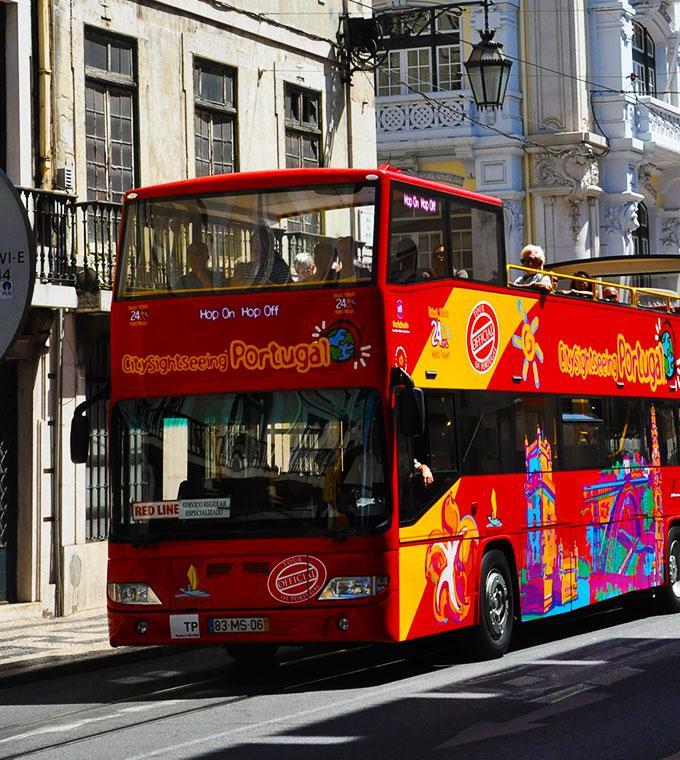 Автобусы лиссабон. Hop on Hop off Стамбул. Lisbon Sightseeing автобус. Hop on Hop off Вена. Красный автобус фестиваль.